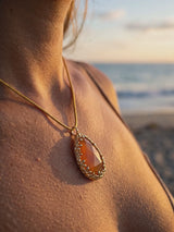 Collar Gamuza Ámbar en el escote, playa al atardecer | Buono Joyas