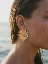 Aros Statement Flor en la oreja, playa al atardecer | Buono Joyas