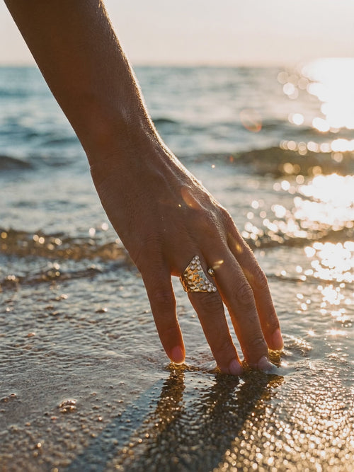 anillo-martillado-con-circones video playa Buono