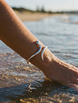Brazalete Cleopatra de plata en la muñeca en el agua | Buono Joyas