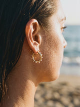 Argollas Perlas en la oreja, playa al atardecer | Buono Joyas