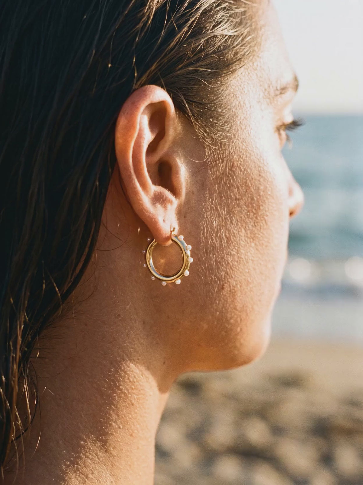 Argollas Perlas en la oreja, playa al atardecer | Buono Joyas