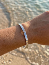 Brazalete Cuff Plata en la muñeca en el agua | Buono Joyas