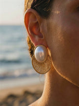 Aros malla texturizada con perla en la oreja, playa · Buono Joyas
