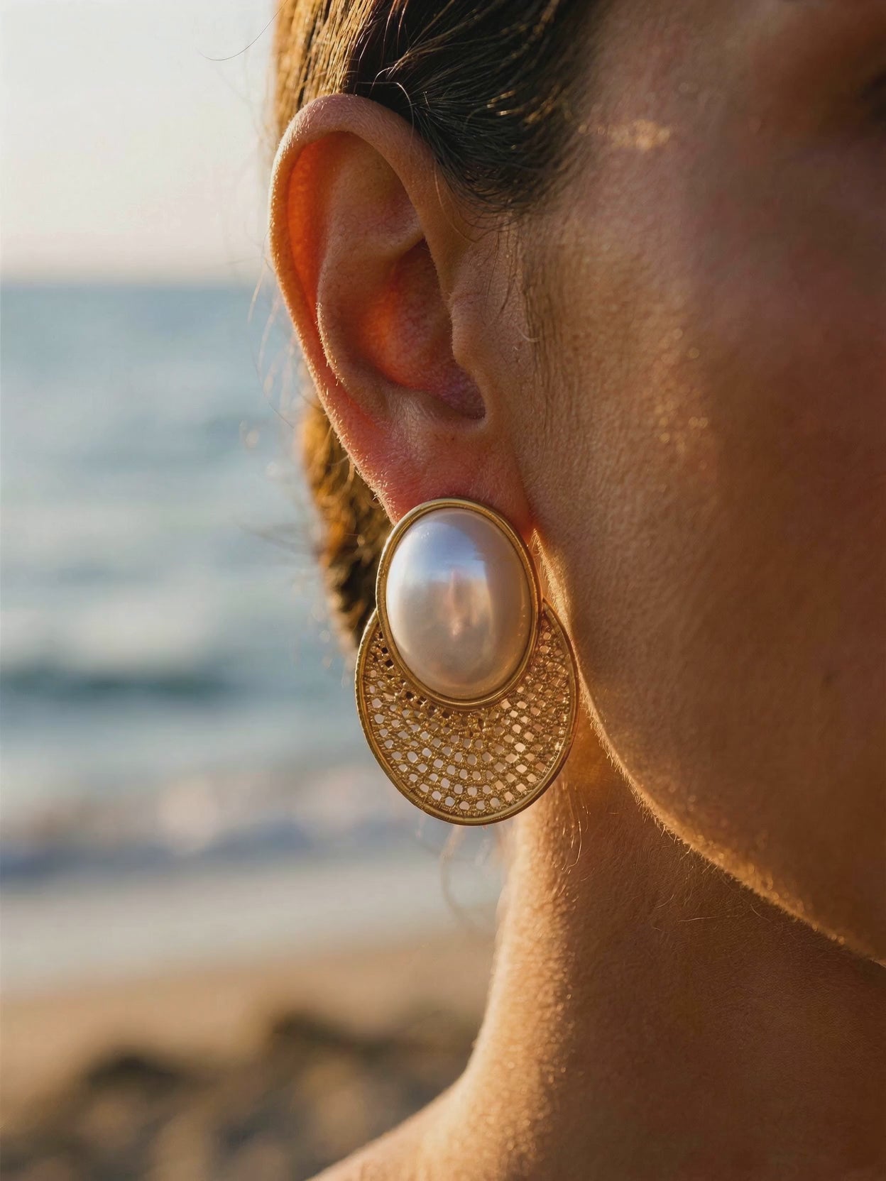 Aros malla texturizada con perla en la oreja, playa · Buono Joyas