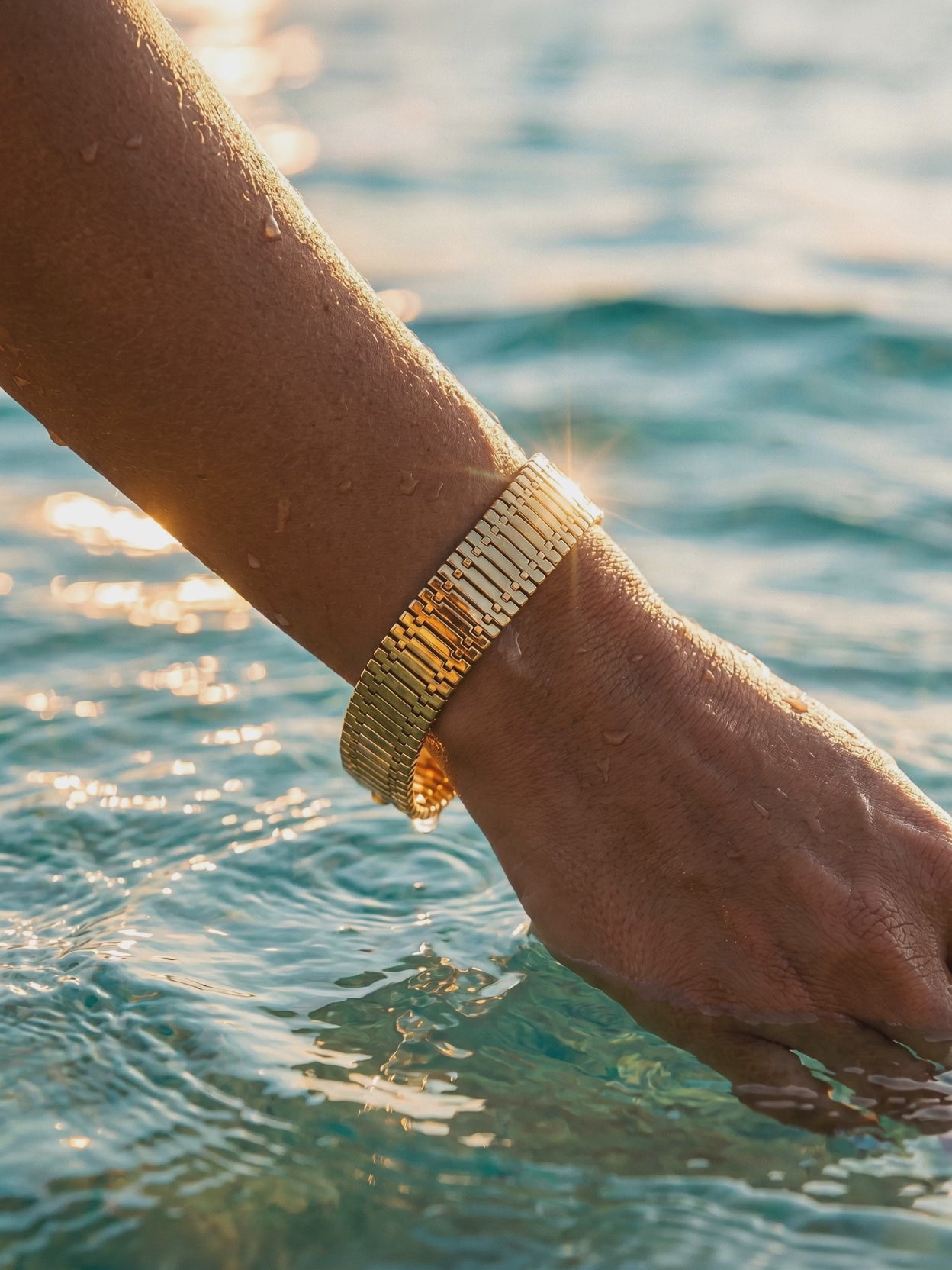 pulsera-tejido-plano-dorado video playa Buono