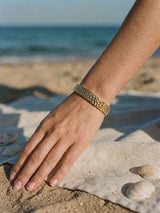 Esclava Áurea en video · playa golden hour | Buono Joyas